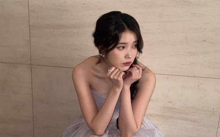 IU khiến fan bất ngờ với hình ảnh táo bạo, khoe một chi tiết gây chú ý qua lớp váy xuyên thấu