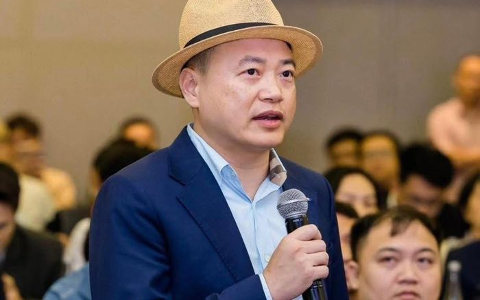 Nhiều thùng carton được đưa khỏi trụ sở công ty của Shark Bình