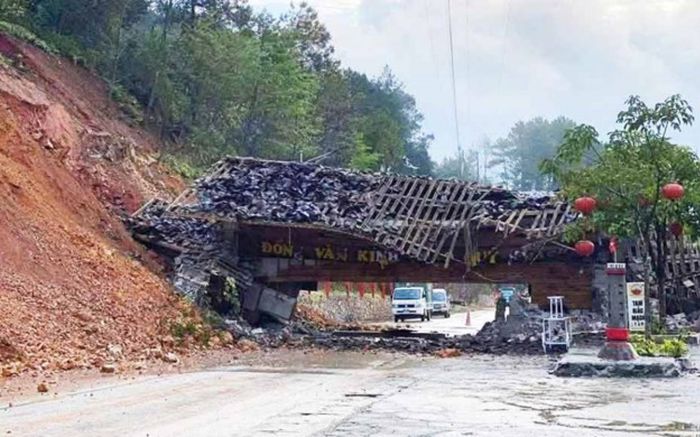 Mưa lớn kéo dài làm sạt lở đất, cổng chào cao nguyên đá Đồng Văn đổ sập