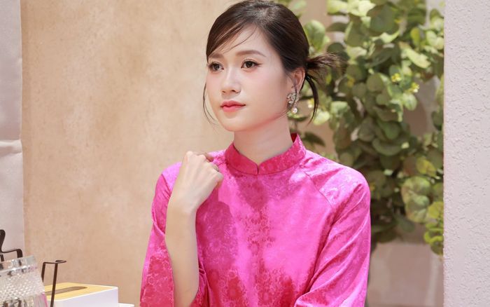 Mạng xã hội 'dậy sóng' với Lâm Vỹ Dạ