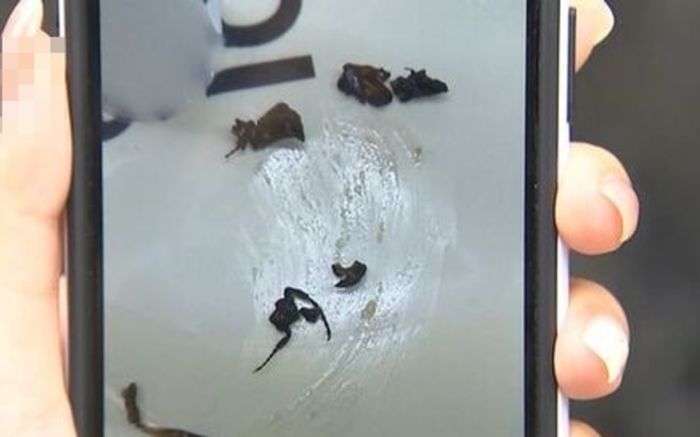 Uống trà sữa thì phát hiện vật khó nuốt, người phụ nữ kinh hãi khi nhổ ra