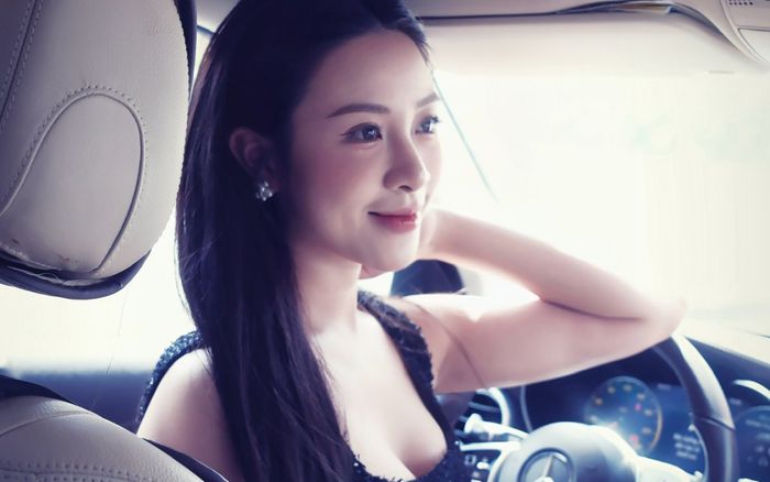 Vợ Phan Văn Đức khiến dân mạng 'ngẩn ngơ' vì loạt ảnh nóng bỏng trên xe Mercedes