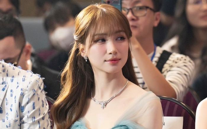 Hòa Minzy bất ngờ đăng đàn dồn dập giữa đêm, chuyện gì đây?