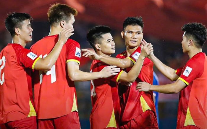 HLV Nepal nói thẳng tuyển Việt Nam thắng nhờ thẻ đỏ