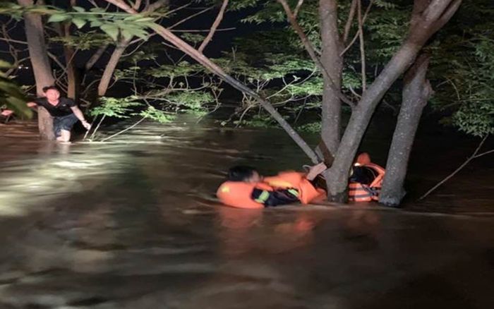 Đi hỗ trợ người dân bị ngập nước, người đàn ông lúc trở về bị lật thuyền và cái kết