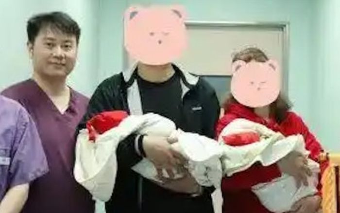 Người phụ nữ 52 tuổi sinh non cặp song sinh, bác sĩ giải cứu thần kỳ cả 3 mẹ con