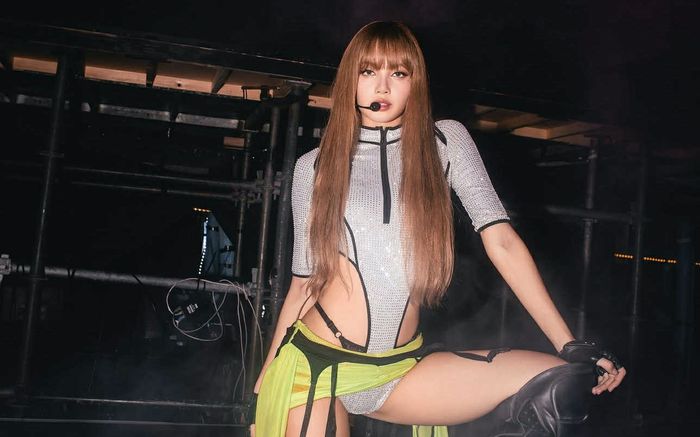 Nữ ca sĩ hạng A gây tranh cãi vì diện 'áo khoác nội y' đến sân bay khiến nhiều người ngượng tái mặt