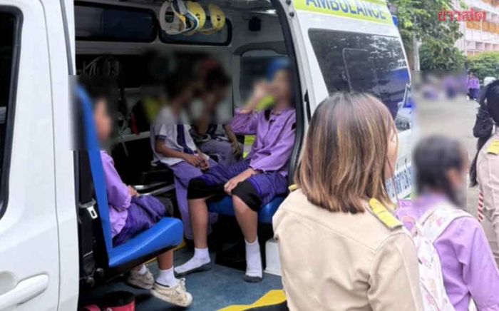 Hàng chục học sinh nhập viện cấp cứu trong buổi lễ chào đón hiệu trưởng mới