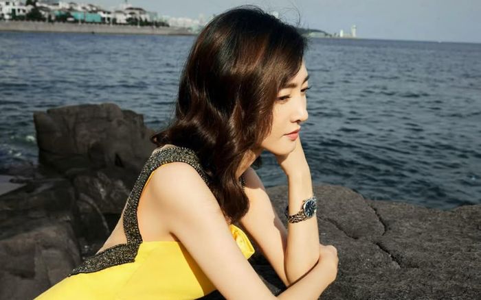 Một mỹ nhân showbiz khóc nghẹn bị triệu tập điều tra, tịch thu biệt thự, lý do liên quan đến chồng giờ ra sao?