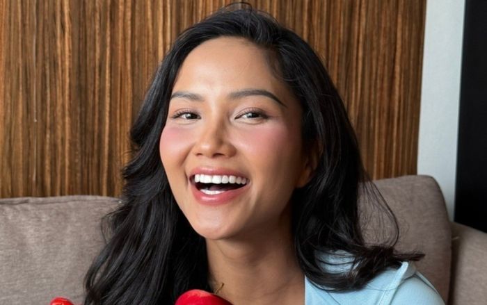 Xe sang trị giá 10 chữ số H'Hen Niê tặng bố mẹ