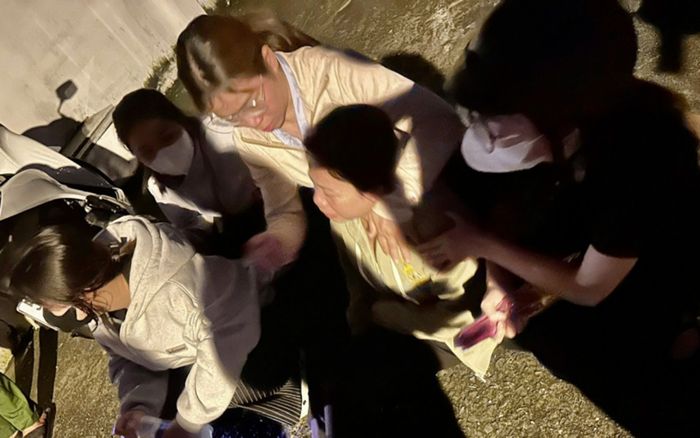 Thắt lòng cảnh người mẹ khóc ngất cạnh cậu con trai gặp tai nạn trên đường đi làm thêm về