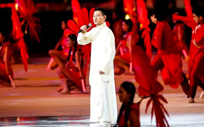 Lưu Đức Hoa gây sốt với nhan sắc điển trai ở tuổi 64