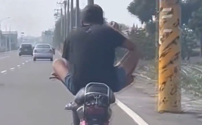 Người đàn ông dùng chân lái xe điện, vừa ăn mì giữa đường khiến cộng đồng mạng xôn xao