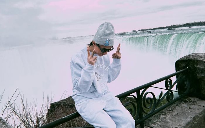 Nam ca sĩ bị fan tố giả độc thân, bí mật hẹn hò với bạn gái hơn 1 năm