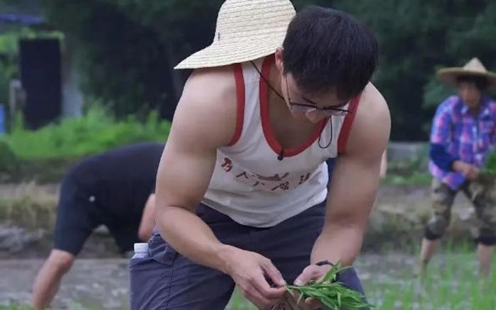 Bí thư trẻ 'gây sốt' vì đẹp trai, giúp dân làng bán nông sản đắt như tôm tươi