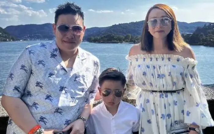 Nam ca sĩ 47 tuổi lộ ảnh ngoại tình với gái lạ khiến dư luận xôn xao, một ngày trước còn khoe ảnh tình cảm với vợ