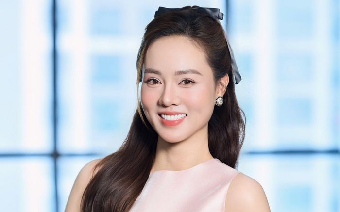 Chiếc điện thoại giá 34 triệu của vợ Công Lý