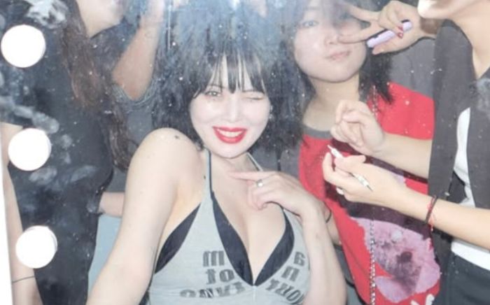 HyunA mặc áo bé xíu mỏng tang, tạo dáng gợi cảm tột độ khiến khán giả 'đỏ mặt'