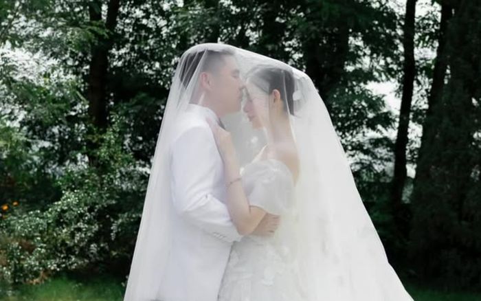 Nữ người mẫu nổi tiếng Vbiz tung ảnh cưới đẹp mãn nhãn với chồng thiếu gia