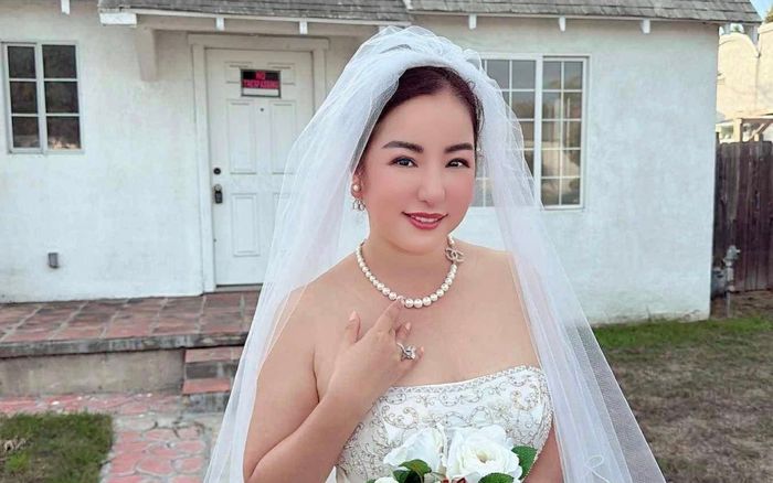 Thúy Nga diện váy cưới trễ nải, chuẩn bị lên xe hoa ở tuổi U50?