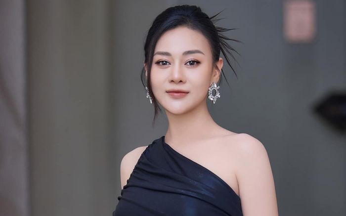 Bộ sưu tập kính hiệu đắt đỏ của Phương Oanh