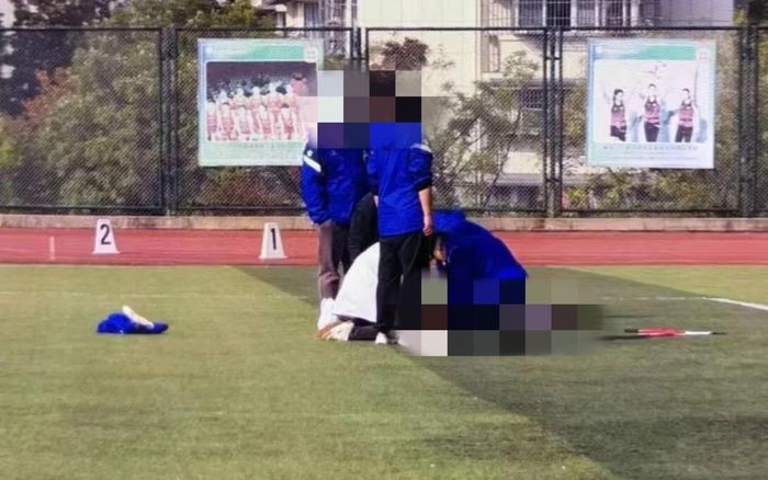 Tham gia chạy 200m tại hội thao ở trường, nam học sinh bất ngờ ngã xuống sân rồi xảy ra sự việc đau lòng