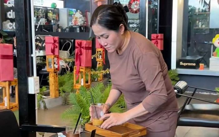 Nữ ca sĩ Việt nổi tiếng một thời giờ phá sản, phải đi làm phục vụ, lao công kiếm tiền