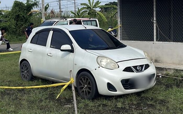 Thấy chiếc xe hơi lạ đậu ở nhà kho, nam công nhân kiểm tra thì 'rụng rời' trước cảnh tượng bên trong