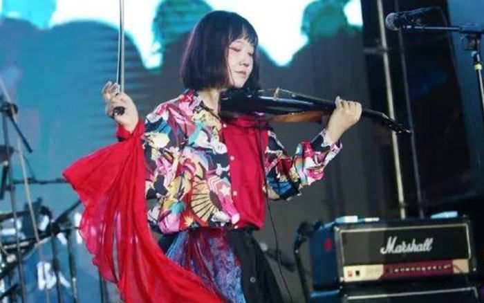 Nữ ca sĩ bị giàn giáo sân khấu sập đè lên người tử vong