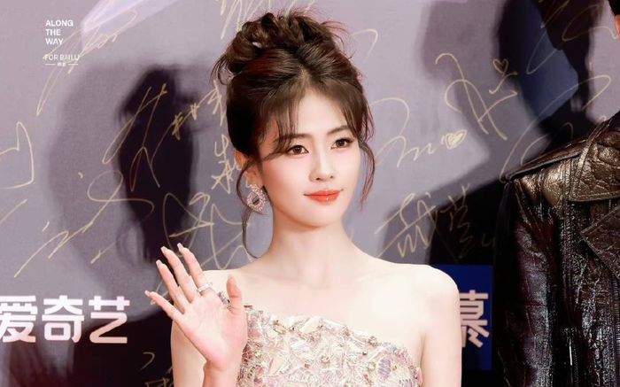 Bạch Lộc hẹn hò đàn em kém 6 tuổi?