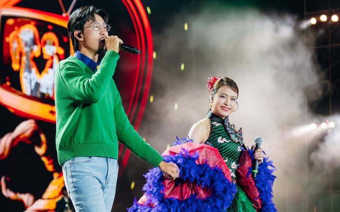 Hoàng Thùy Linh tự tung ảnh tình tứ với Đen Vâu