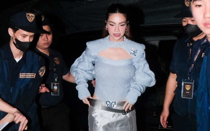 Hồ Ngọc Hà bị vây kín sau show diễn, thái độ dành cho khán giả gây chú ý