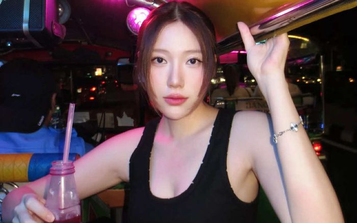 Em gái Trấn Thành hiếm hoi mặc hở bạo, khoe vẻ ngoài căng tràn ở tuổi U30