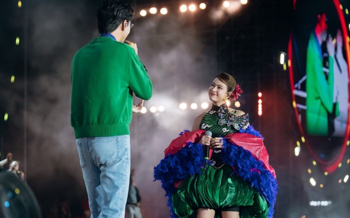 Cộng đồng mạng gọi Hoàng Thùy Linh đúng hai chữ khi về quê Đen Vâu biểu diễn