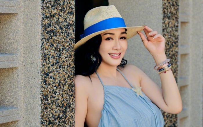 Nữ diễn viên U60 khao khát sinh quý tử với 'hồng hài nhi', tặng luôn xe sang cho mẹ chồng lớn hơn 10 tuổi