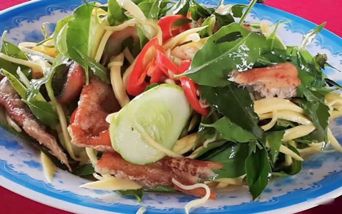 Loại lá có vị cực đắng, trộn gỏi với khô cá sặc thành đặc sản miền Tây, ăn ngon quên lối về