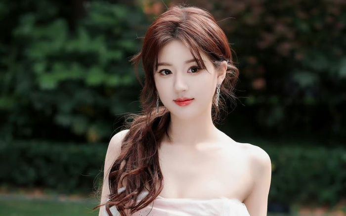 Triệu Lộ Tư khiến công ty cũ lao đao, hàng trăm người sắp mất việc