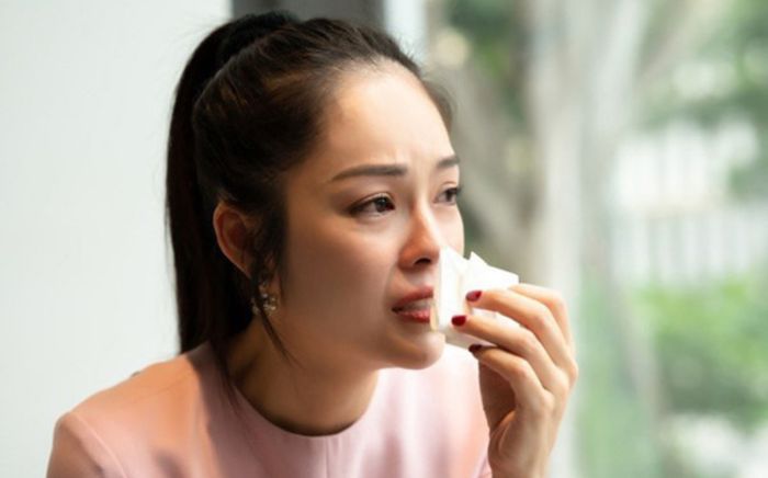 Diễn viên Dương Cẩm Lynh báo tin tang sự