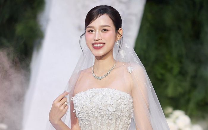 Điểm lại những mẫu váy cưới của Hoa hậu Đỗ Thị Hà