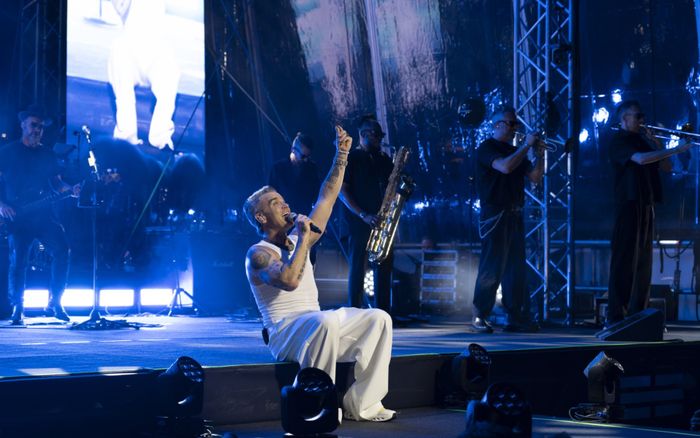 Nam ca sĩ 51 tuổi có nguy cơ bị mù do tiêm thuốc giảm cân, đi hát nhưng không nhìn thấy khán giả