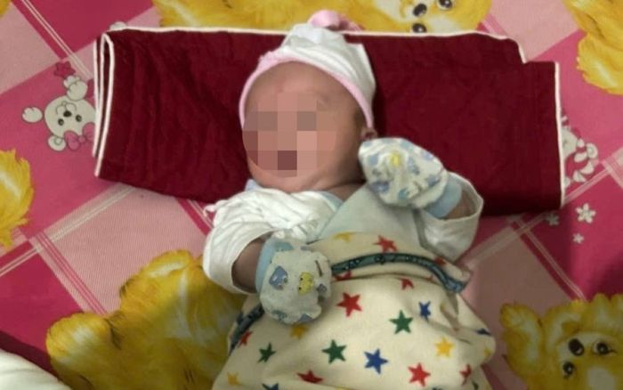Bé trai 20 ngày tuổi bị bỏ rơi, tình trạng lúc tìm thấy gây xót xa