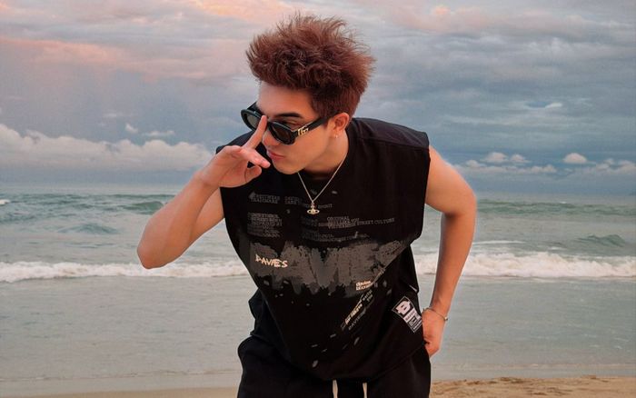 Nam ca sĩ Vbiz 'trượt tay' công khai ảnh tình tứ với cô gái lạ mặt