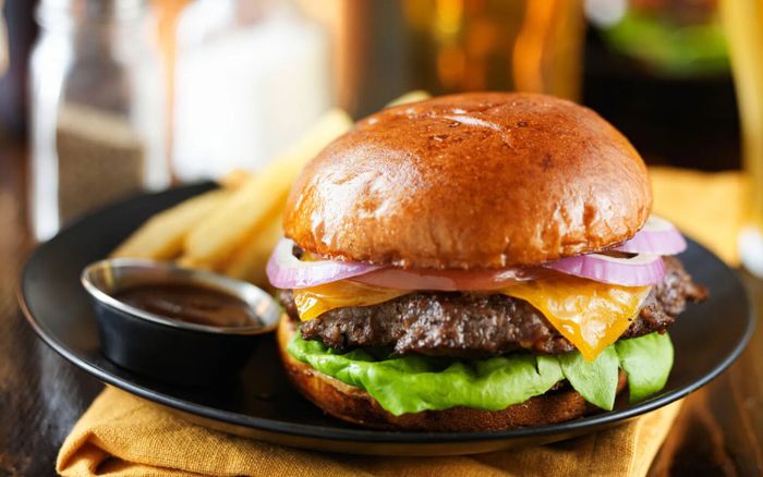 Nuốt trọn chiếc bánh hamburger trong lúc giỡn với bạn bè, chàng trai 22 tuổi gặp nguy kịch