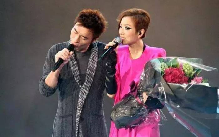 Nam ca sĩ tiêu tan sự nghiệp vì lộ clip ngoại tình với á hậu, khóc nức nở xin lỗi vợ