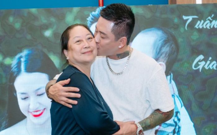 Mẹ của Tuấn Hưng qua đời, nhiều đồng nghiệp gửi lời chia buồn