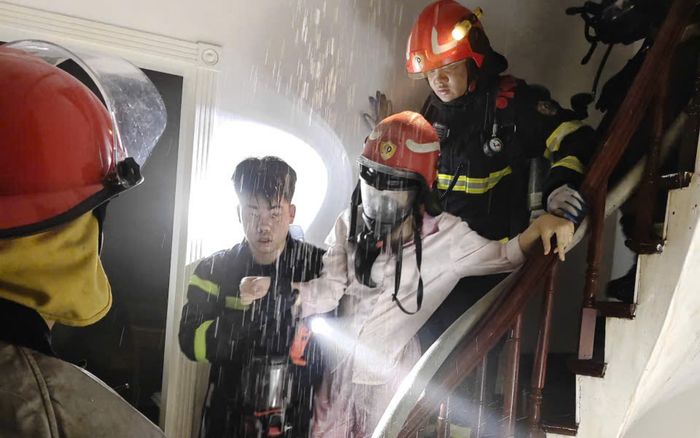 Cháy nhà cao tầng ở Yên Hoà (Hà Nội), 'phép màu' đã đến với chủ nhà