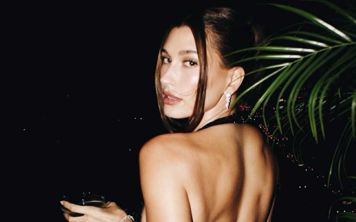 Vợ Justin Bieber 'đốt mắt' dân tình trong loạt ảnh khoe lưng trần gợi cảm