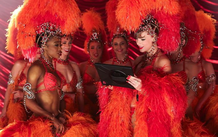 Taylor Swift bí mật bay đến Anh quay MV mới, tôn vinh một huyền thoại đình đám