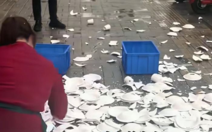 Chủ nhà hàng đập bỏ 600 bộ bát đĩa sau khi kiểm tra camera, nguyên nhân khiến cộng đồng mạng tranh cãi