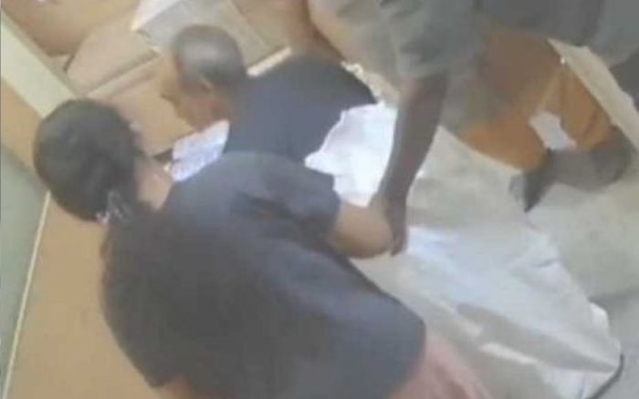 Người phụ nữ nhét cha vào bao tải, đưa đến bưu cục nhằm 'sống ảo' gây phẫn nộ